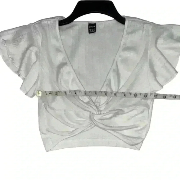 White ruffle sleeve crop top
By Shein Size: XS - Picture 4 of 5